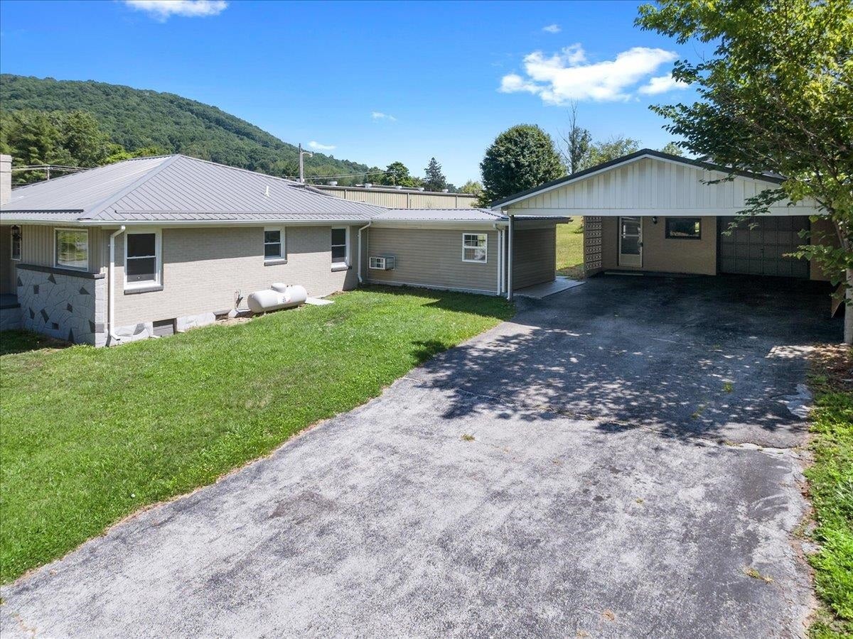121 Spring Street, Rich Creek, VA 24147