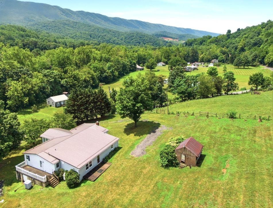 1738 Old Wolf Creek Road, Narrows, VA 24124