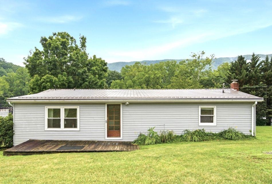1738 Old Wolf Creek Road, Narrows, VA 24124