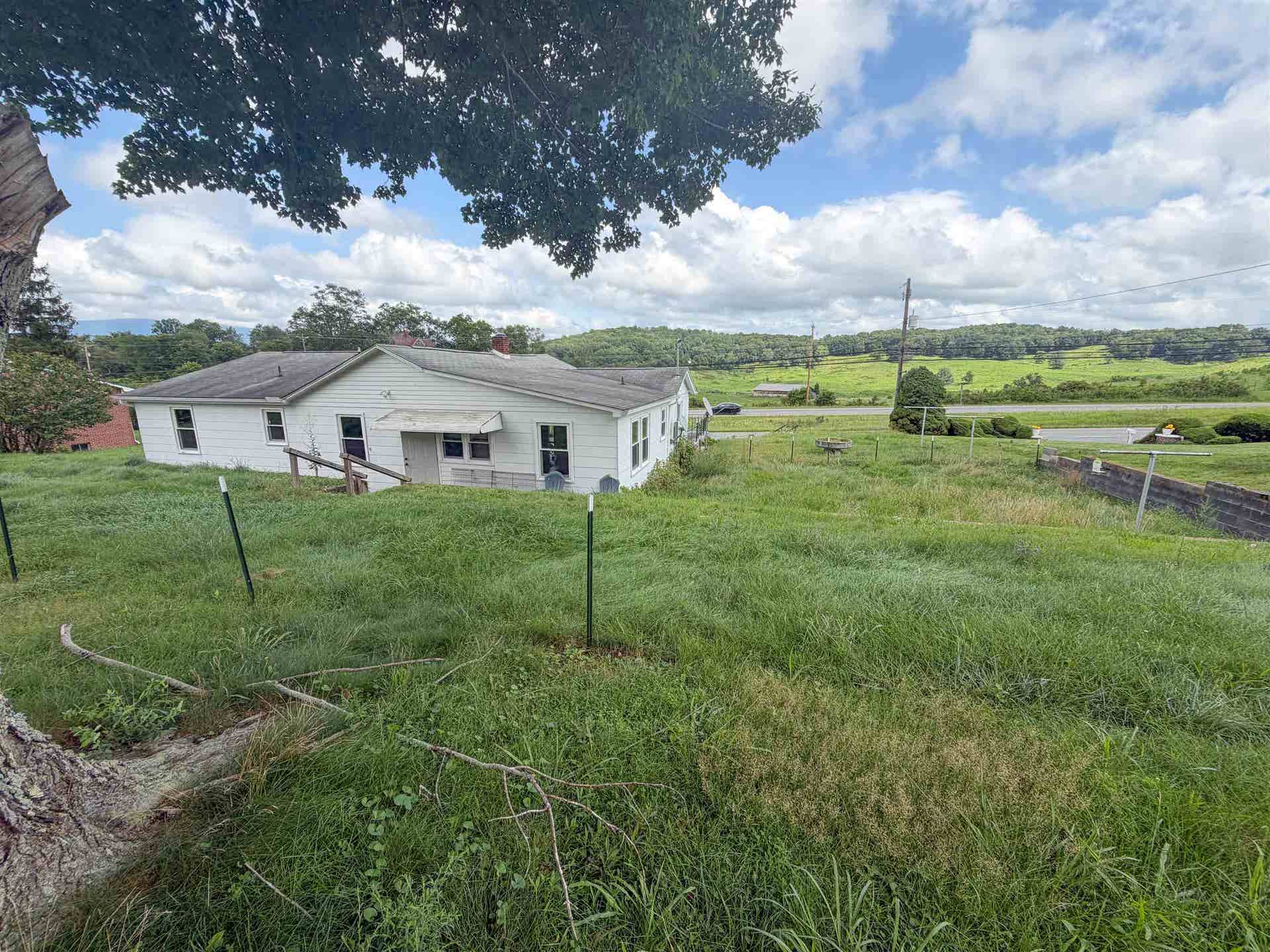 1066 PULASKI GILES Turnpike, Pearisburg, VA 24134