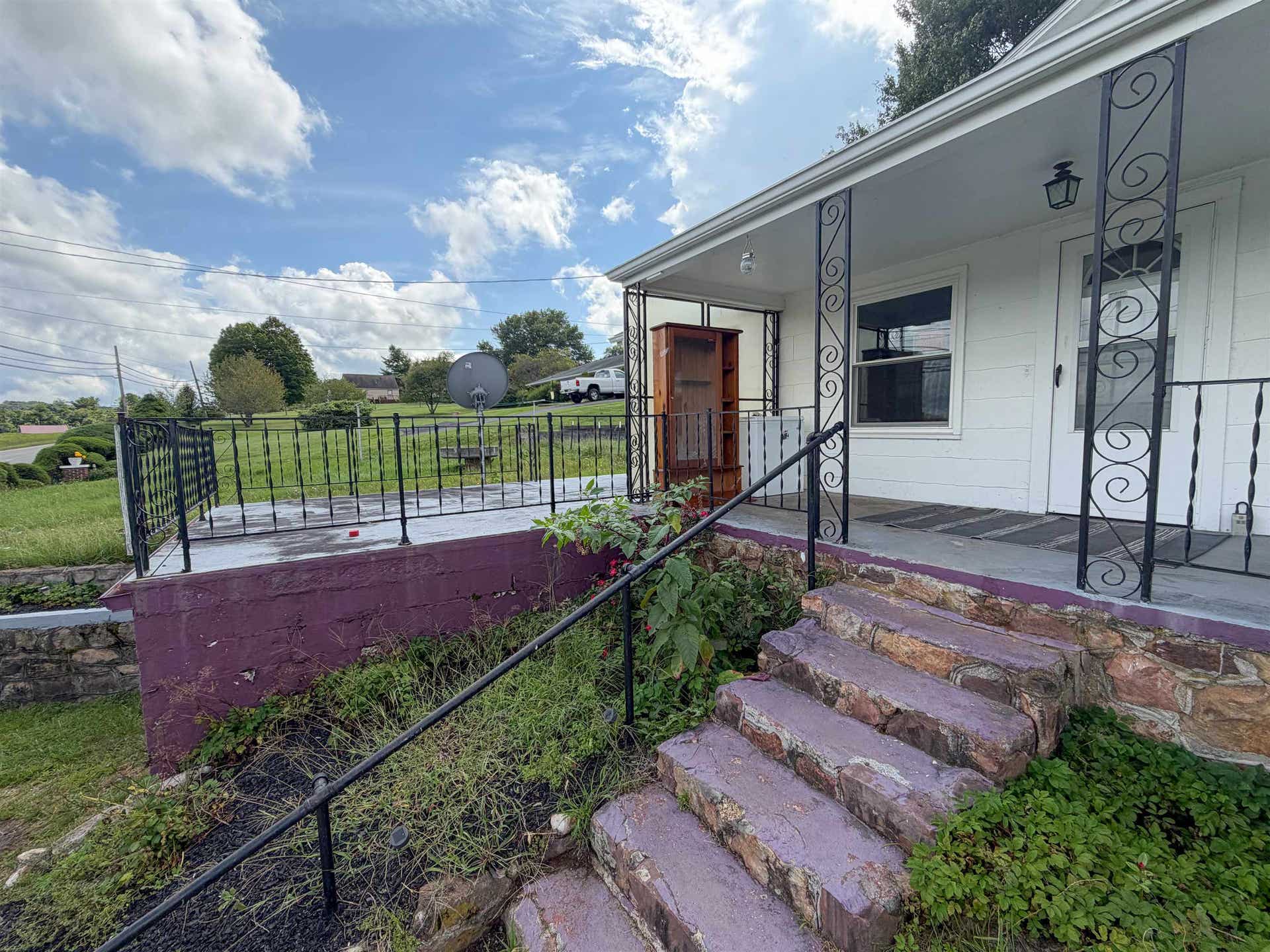 1066 PULASKI GILES Turnpike, Pearisburg, VA 24134