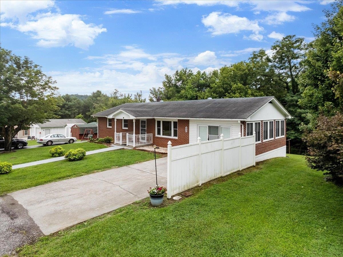 615 Circle Drive, Pembroke, VA 24136