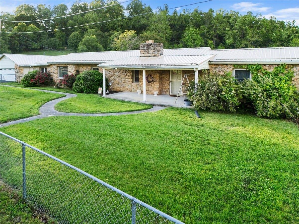 450 Mount Pleasant Roads, Christiansburg, VA 24073