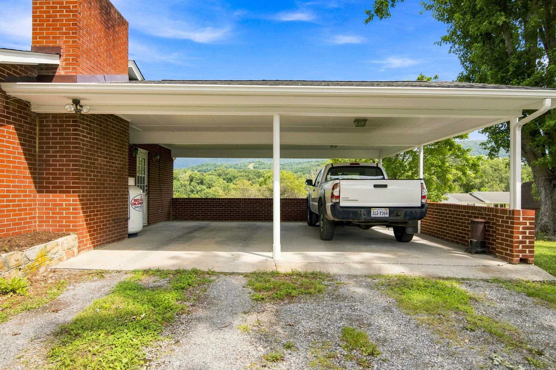 6477 Virginia Avenue, Pembroke, VA 24136