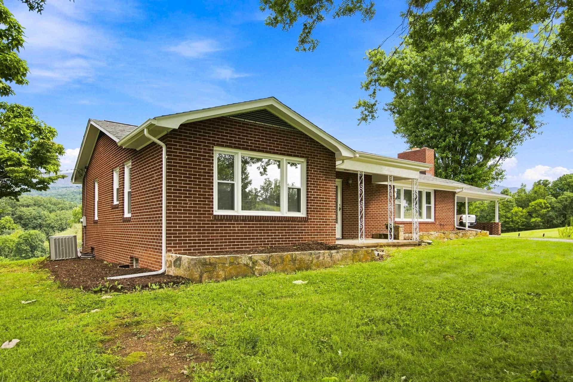 6477 Virginia Avenue, Pembroke, VA 24136