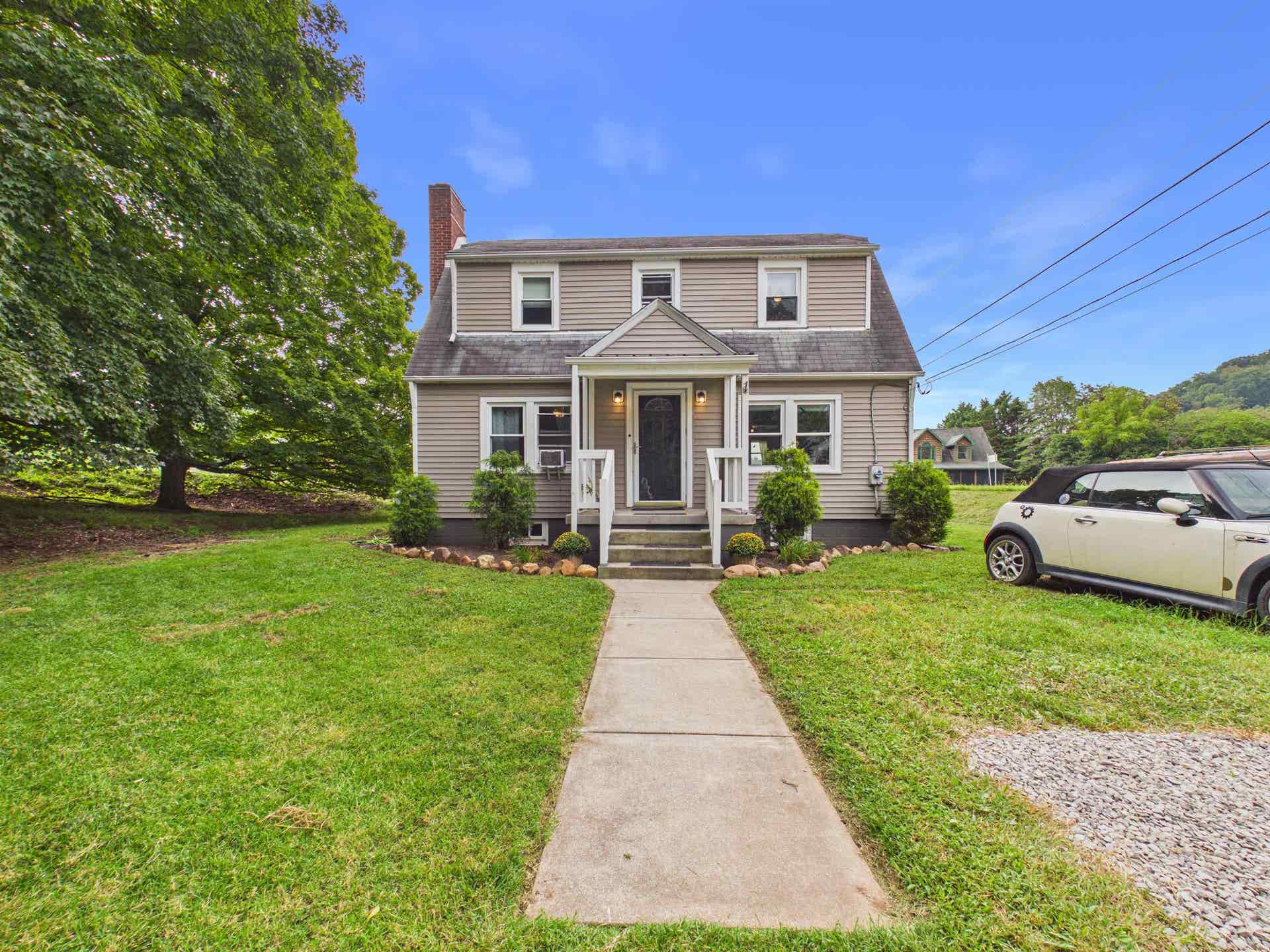 105 WASHINGTON Street, Pembroke, VA 24136