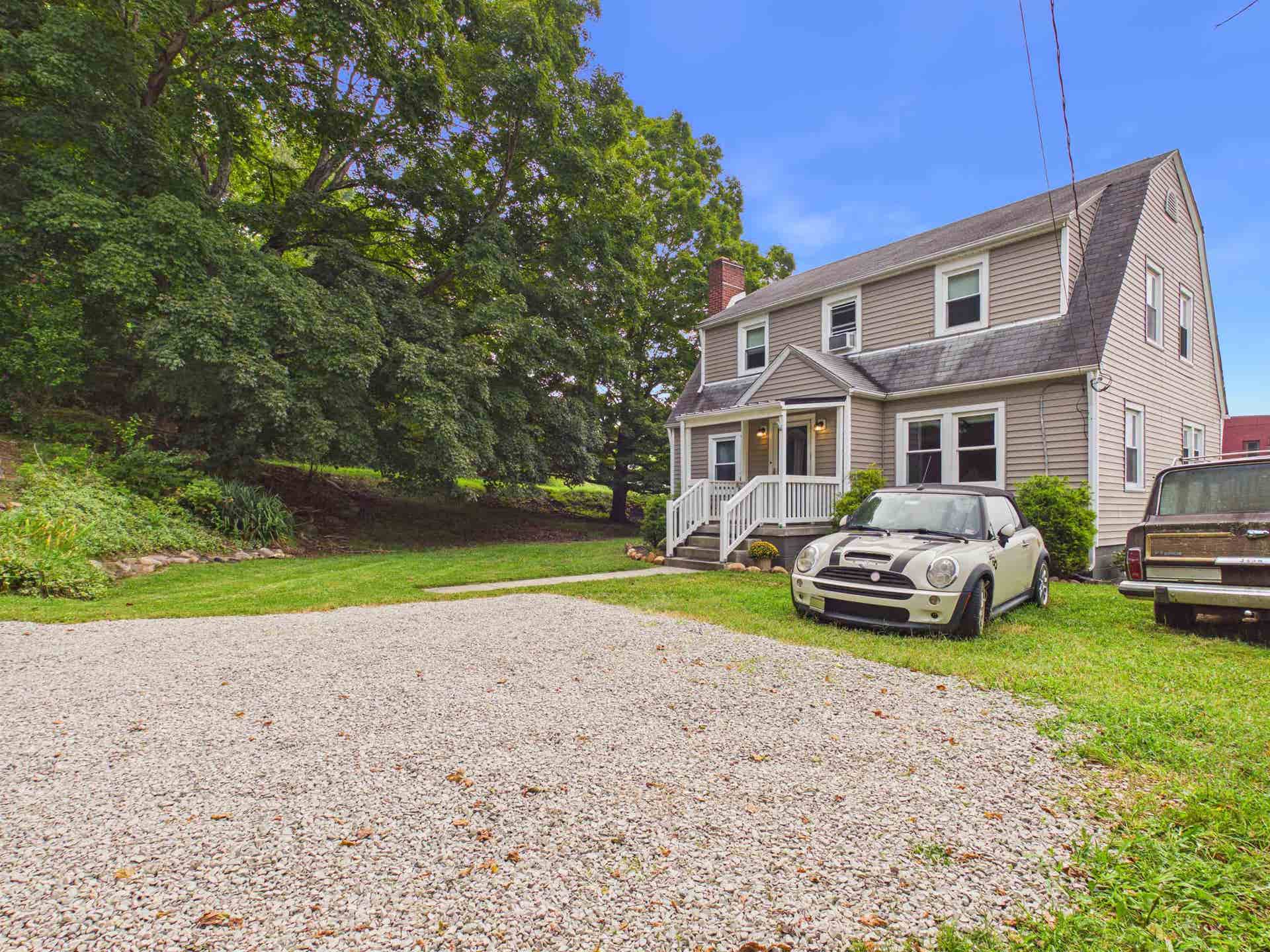 105 WASHINGTON Street, Pembroke, VA 24136