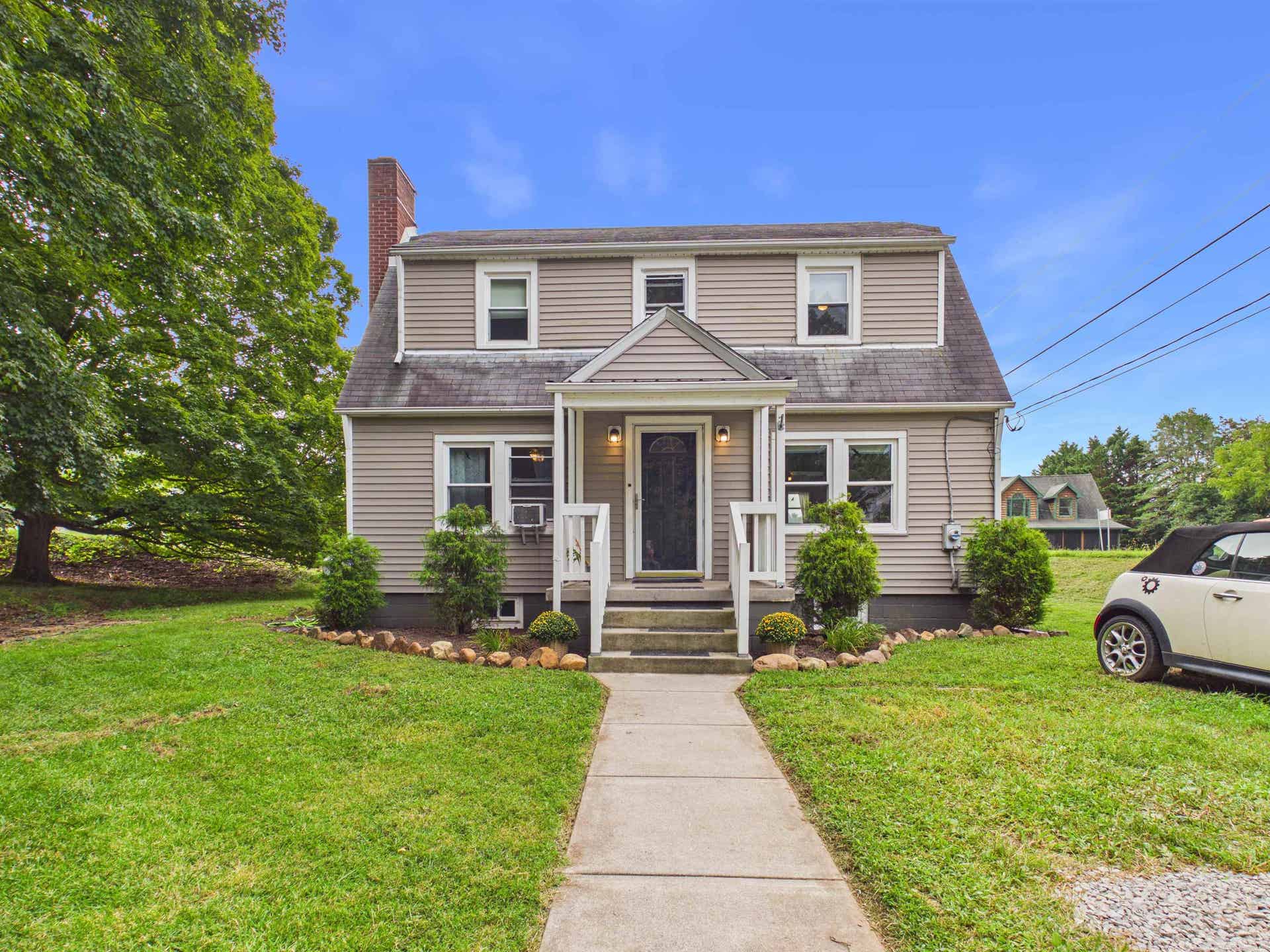 105 WASHINGTON Street, Pembroke, VA 24136