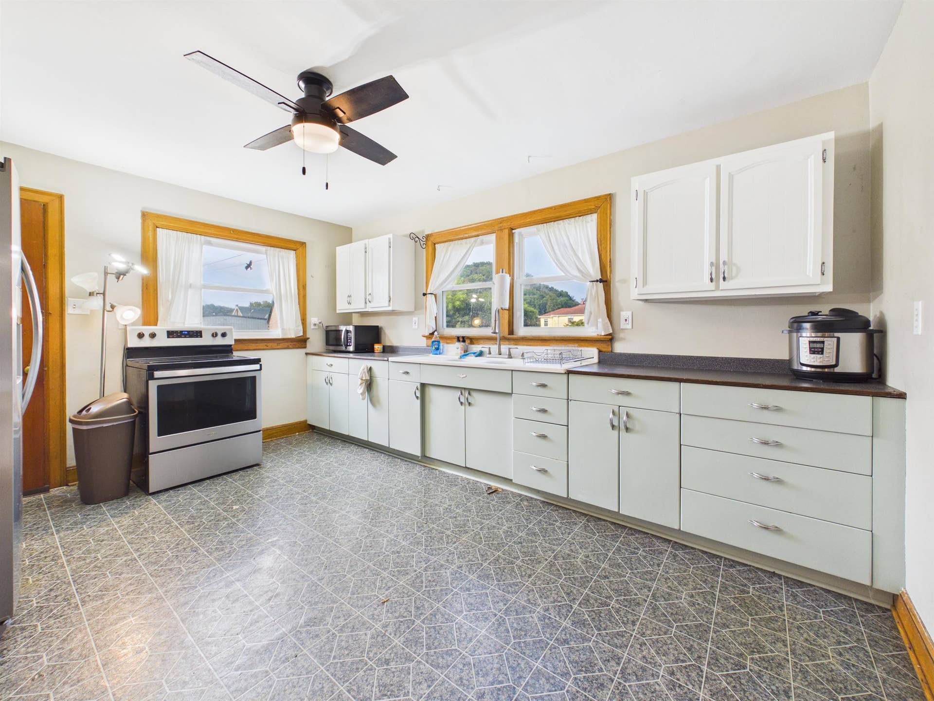 105 WASHINGTON Street, Pembroke, VA 24136