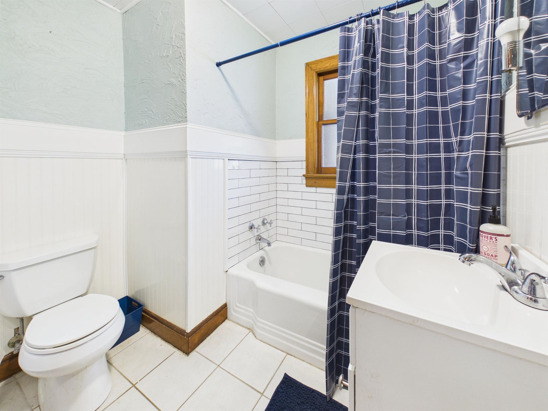 105 WASHINGTON Street, Pembroke, VA 24136
