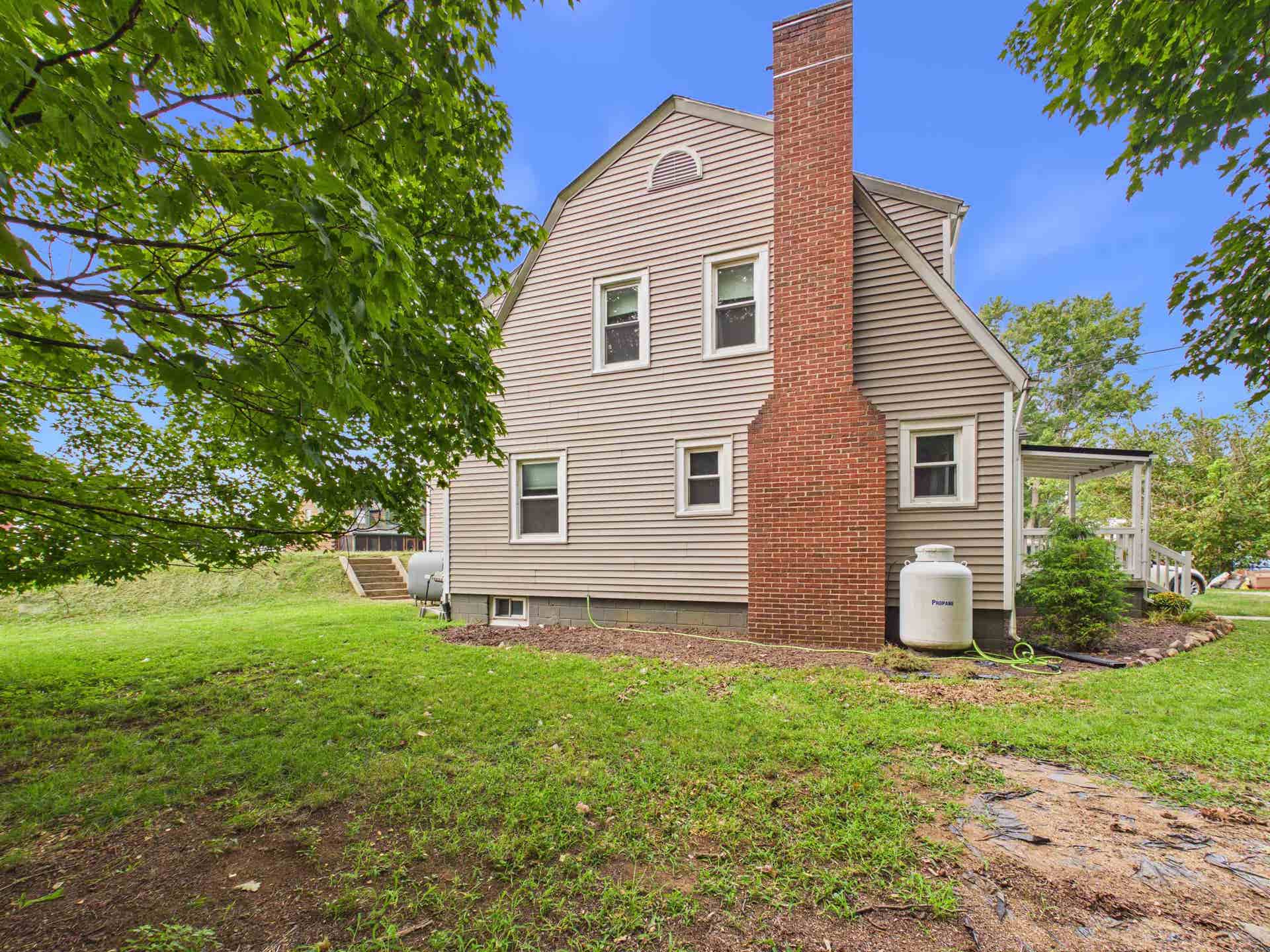 105 WASHINGTON Street, Pembroke, VA 24136