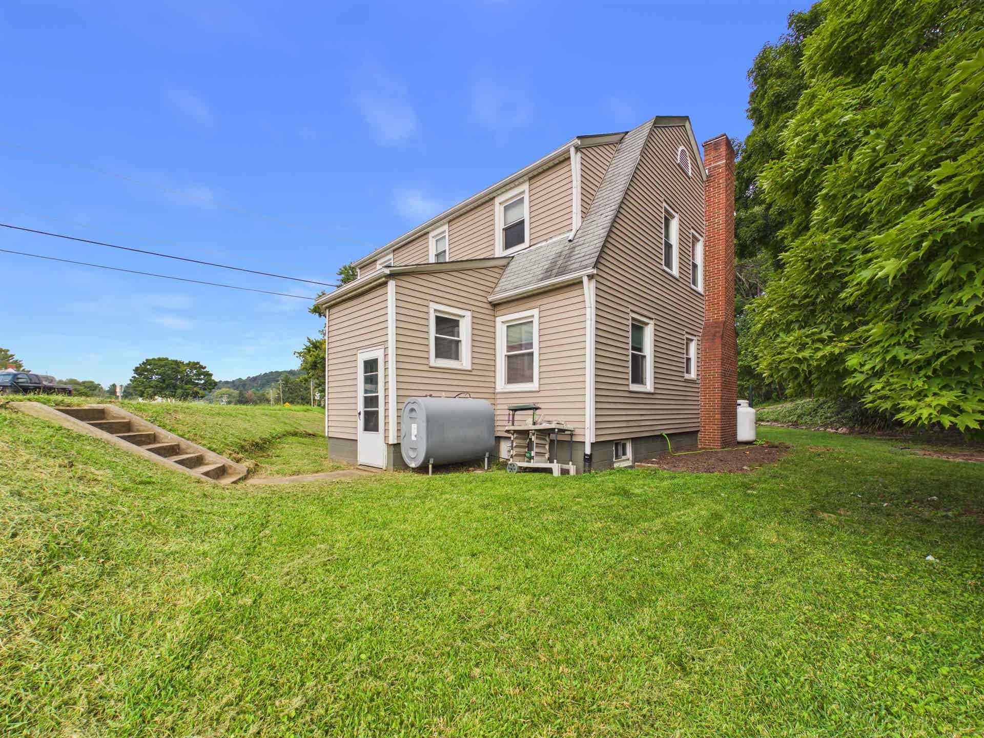 105 WASHINGTON Street, Pembroke, VA 24136