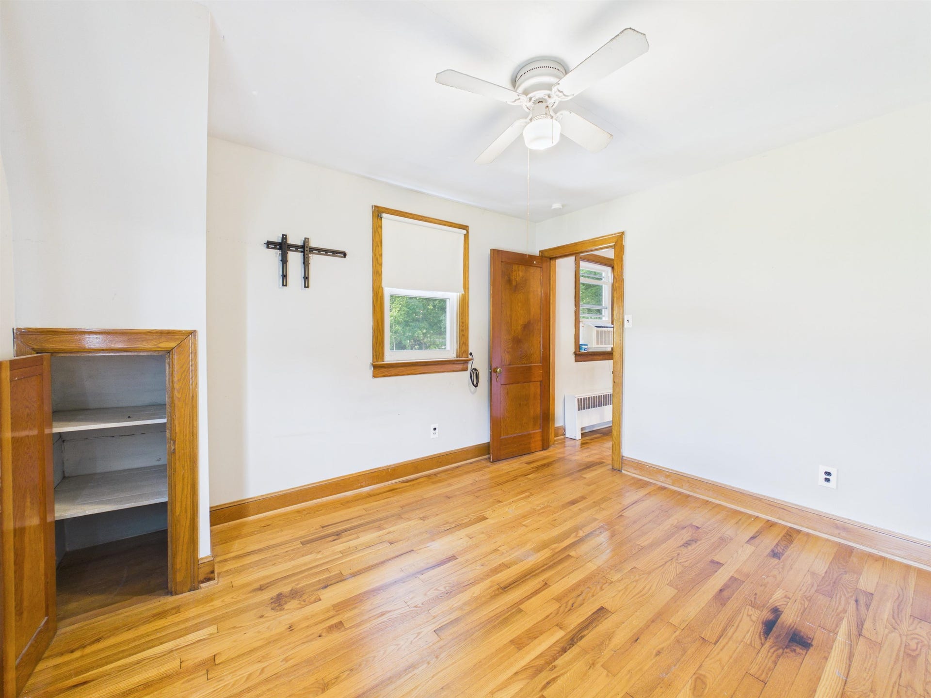105 WASHINGTON Street, Pembroke, VA 24136