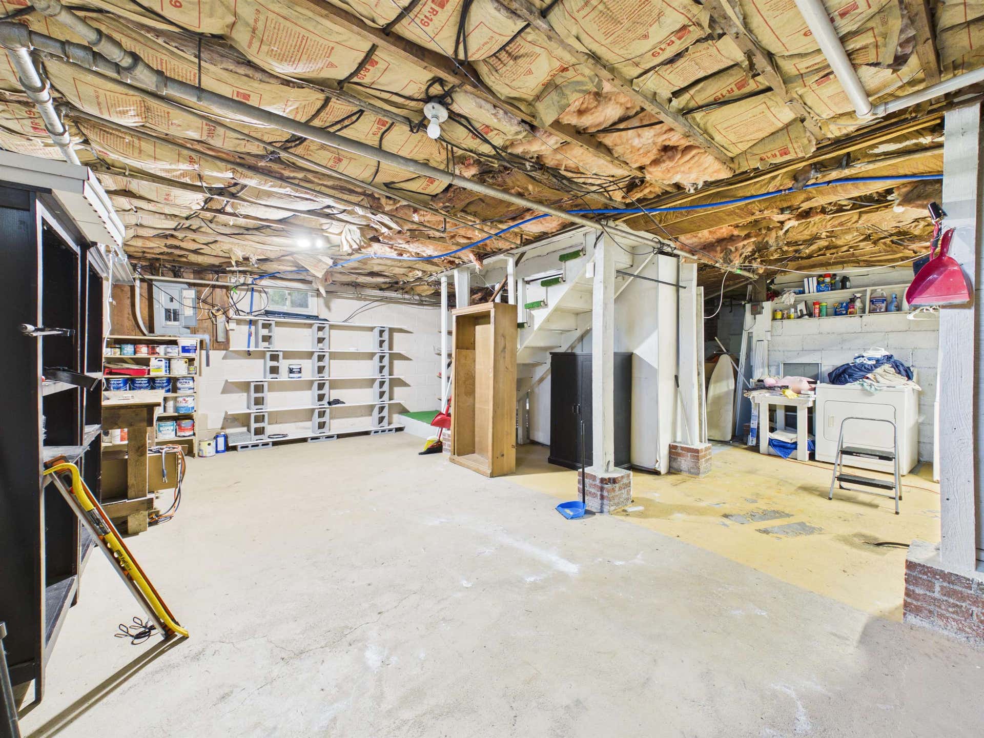 105 WASHINGTON Street, Pembroke, VA 24136