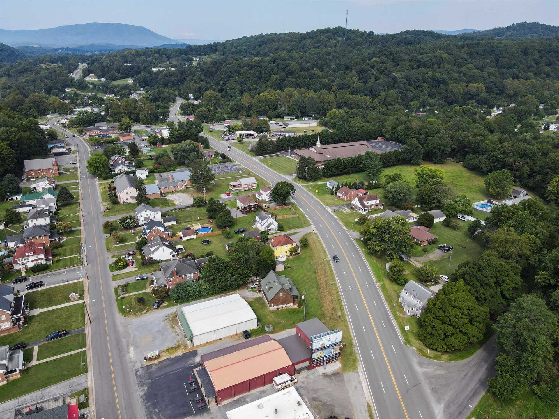 105 WASHINGTON Street, Pembroke, VA 24136
