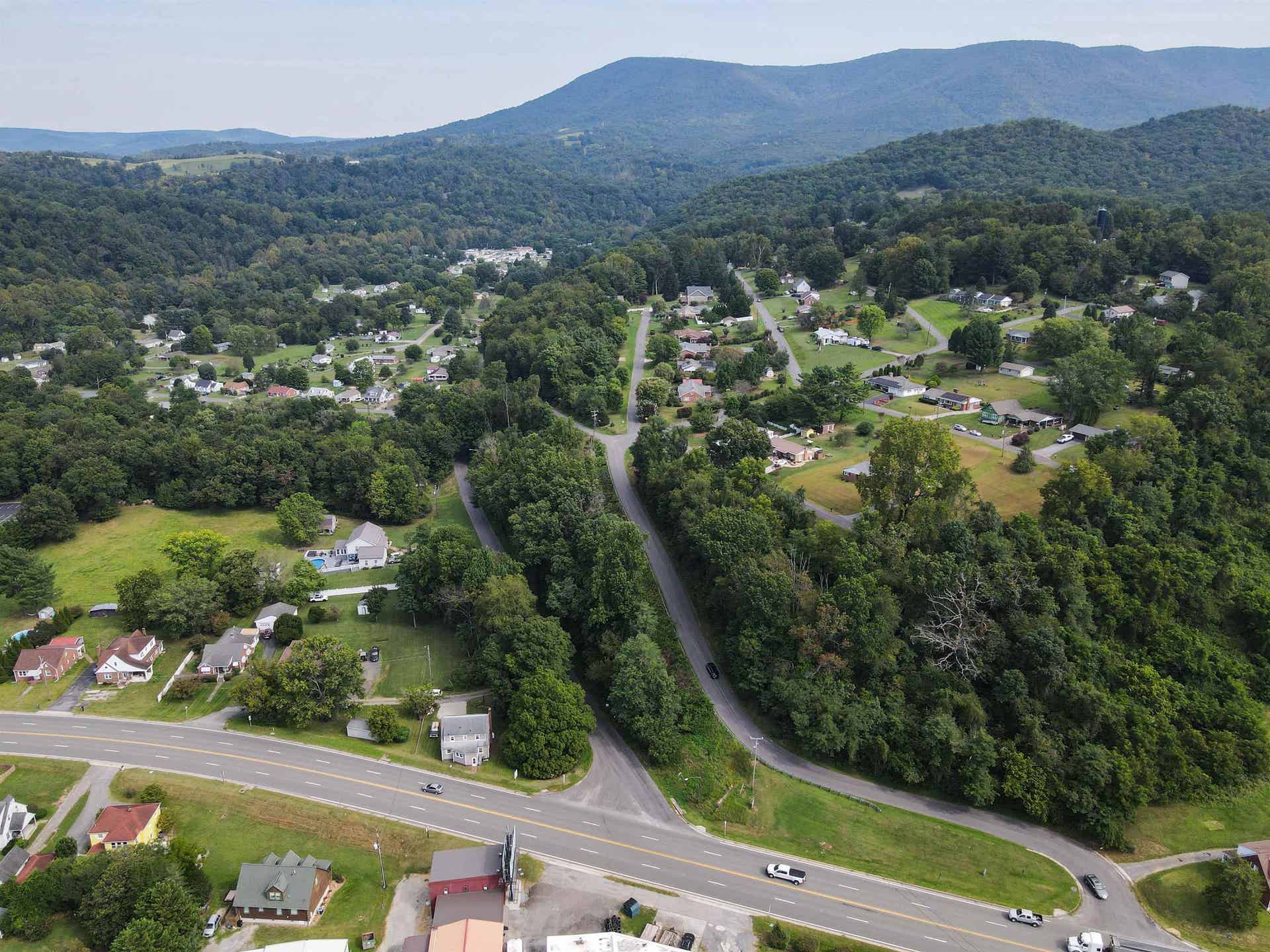 105 WASHINGTON Street, Pembroke, VA 24136