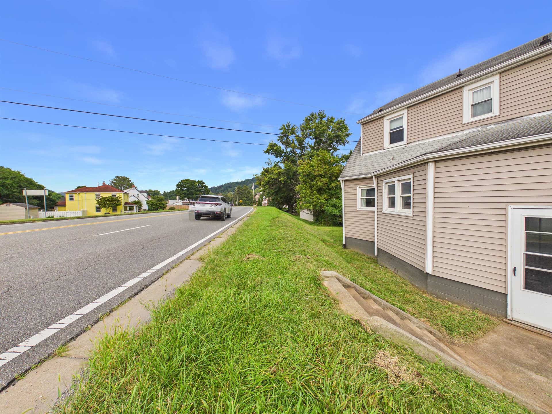 105 WASHINGTON Street, Pembroke, VA 24136