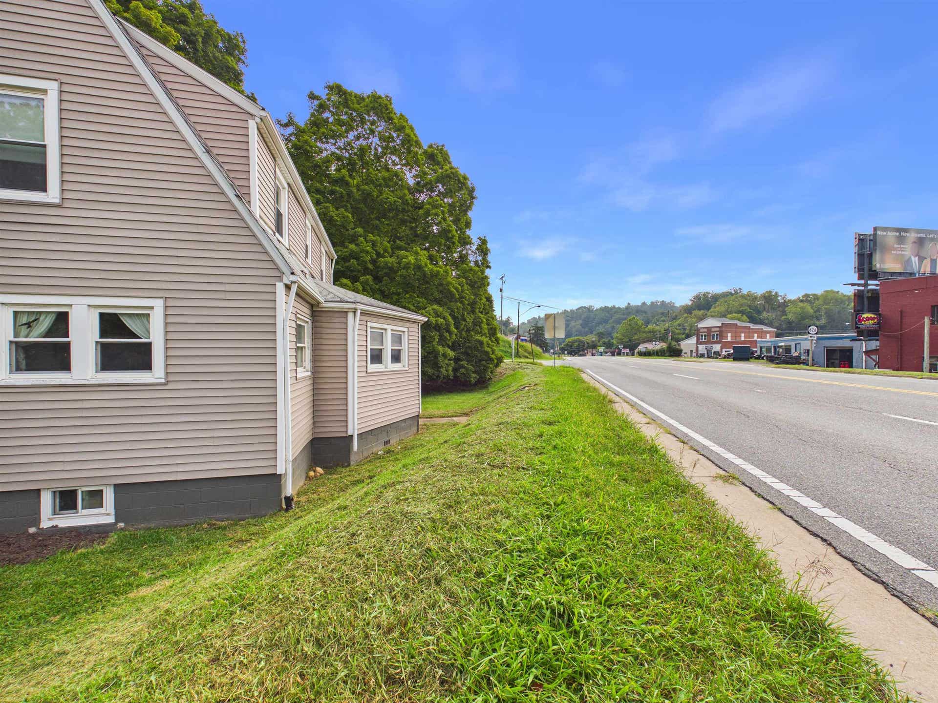 105 WASHINGTON Street, Pembroke, VA 24136