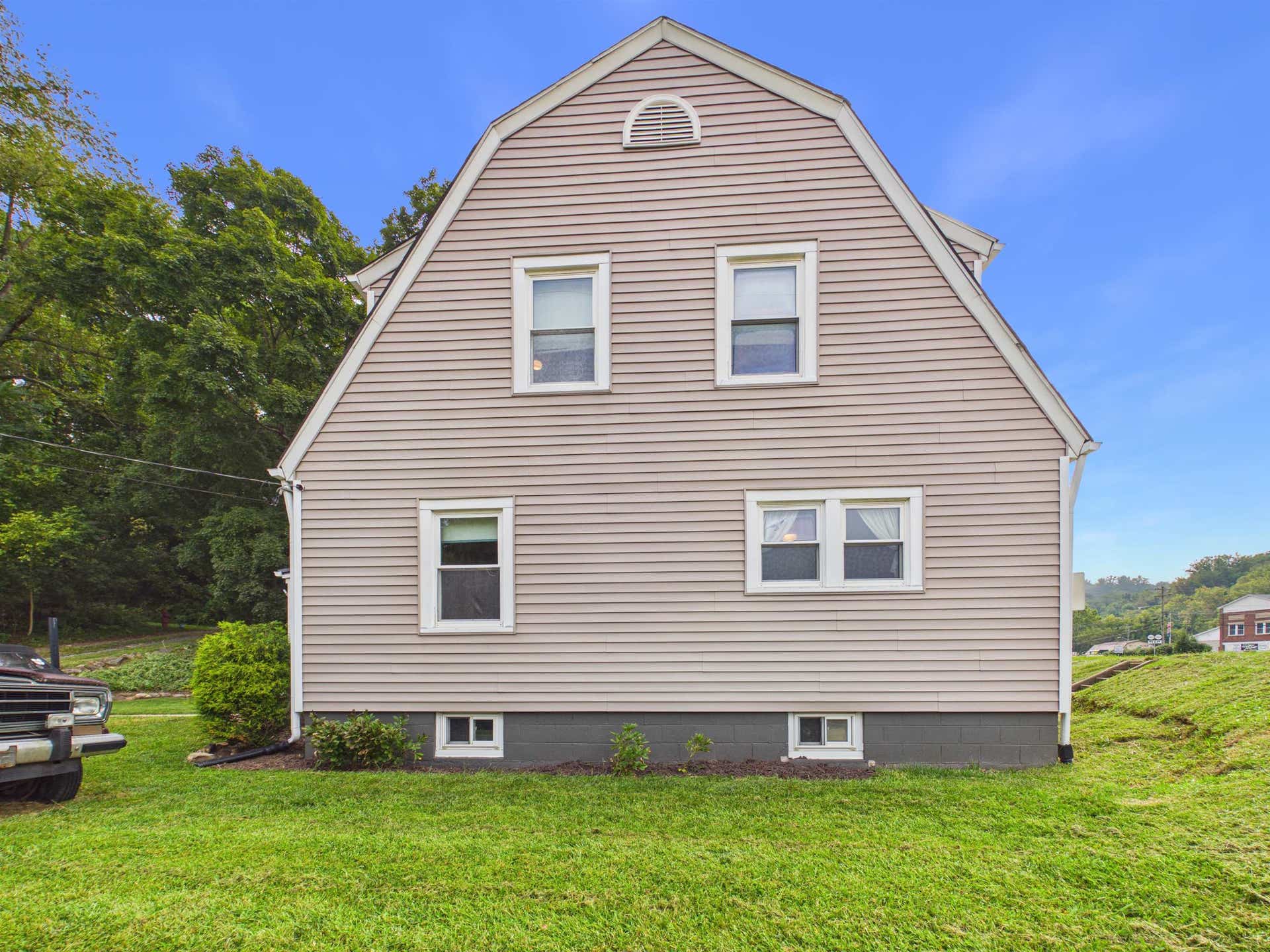 105 WASHINGTON Street, Pembroke, VA 24136