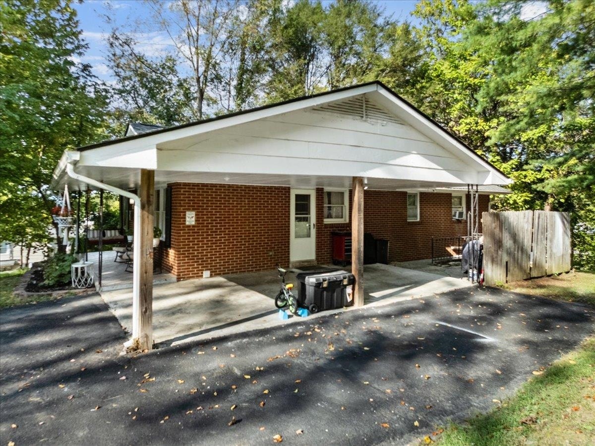 305 8th Avenue, Radford, VA 24141