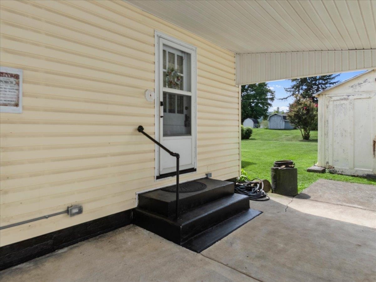 113 Roberta Street, Narrows, VA 24124