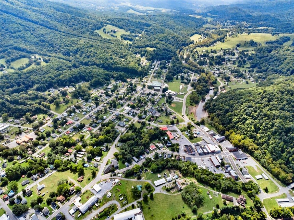 113 Roberta Street, Narrows, VA 24124