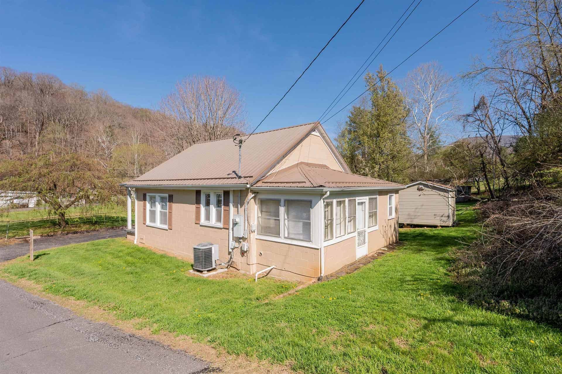 102 Peck Street, Pembroke, VA 24136