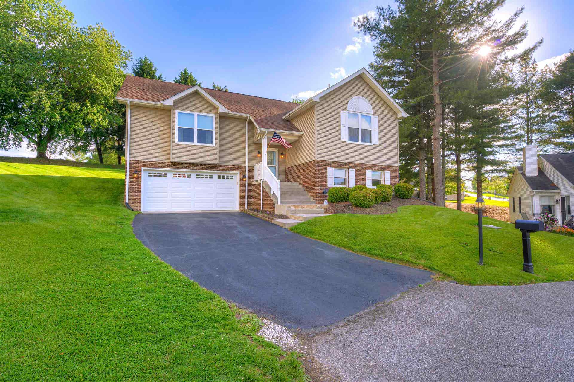 208 GLEN VIEW Lane, Radford, VA 24141