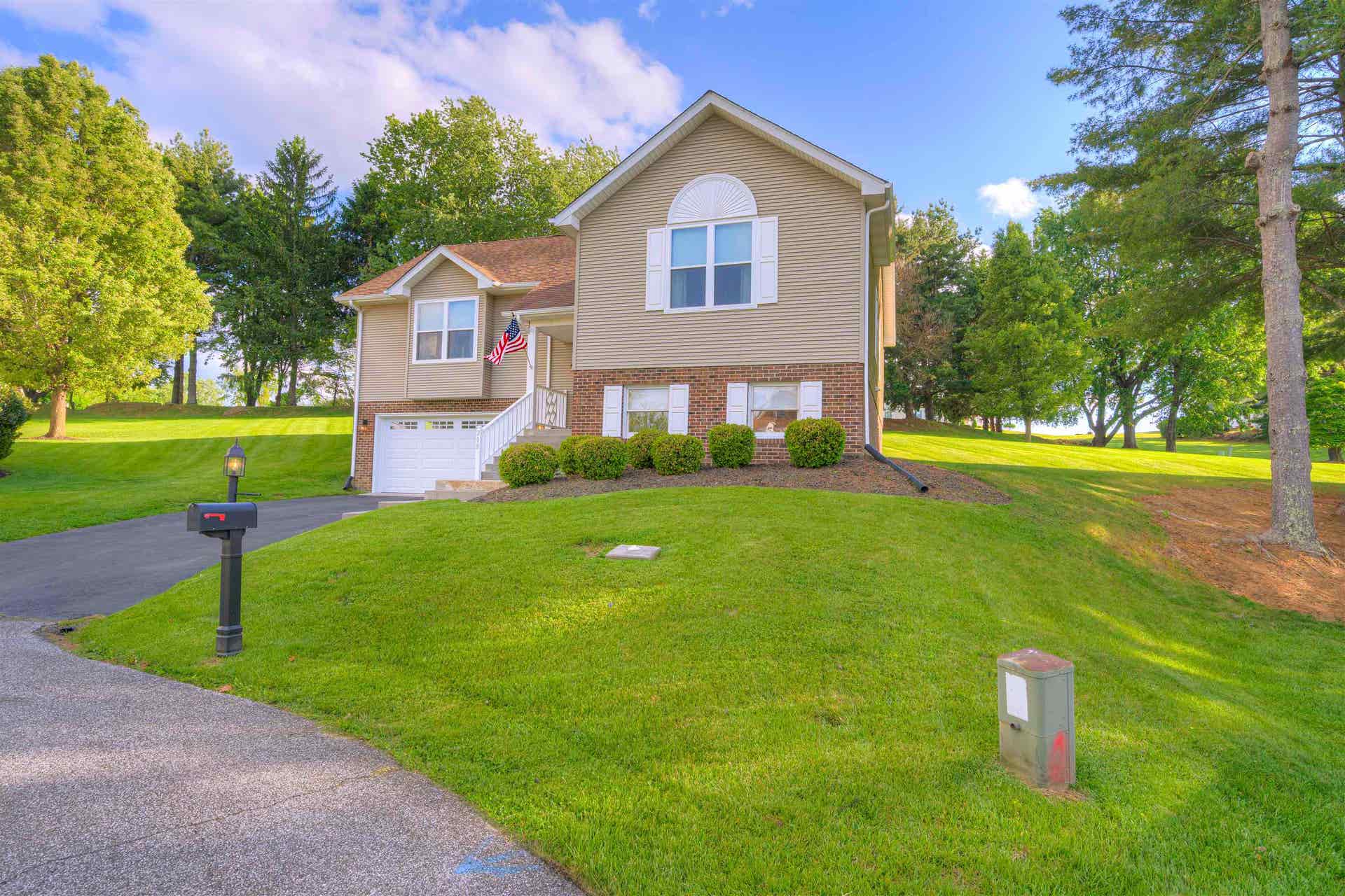 208 GLEN VIEW Lane, Radford, VA 24141