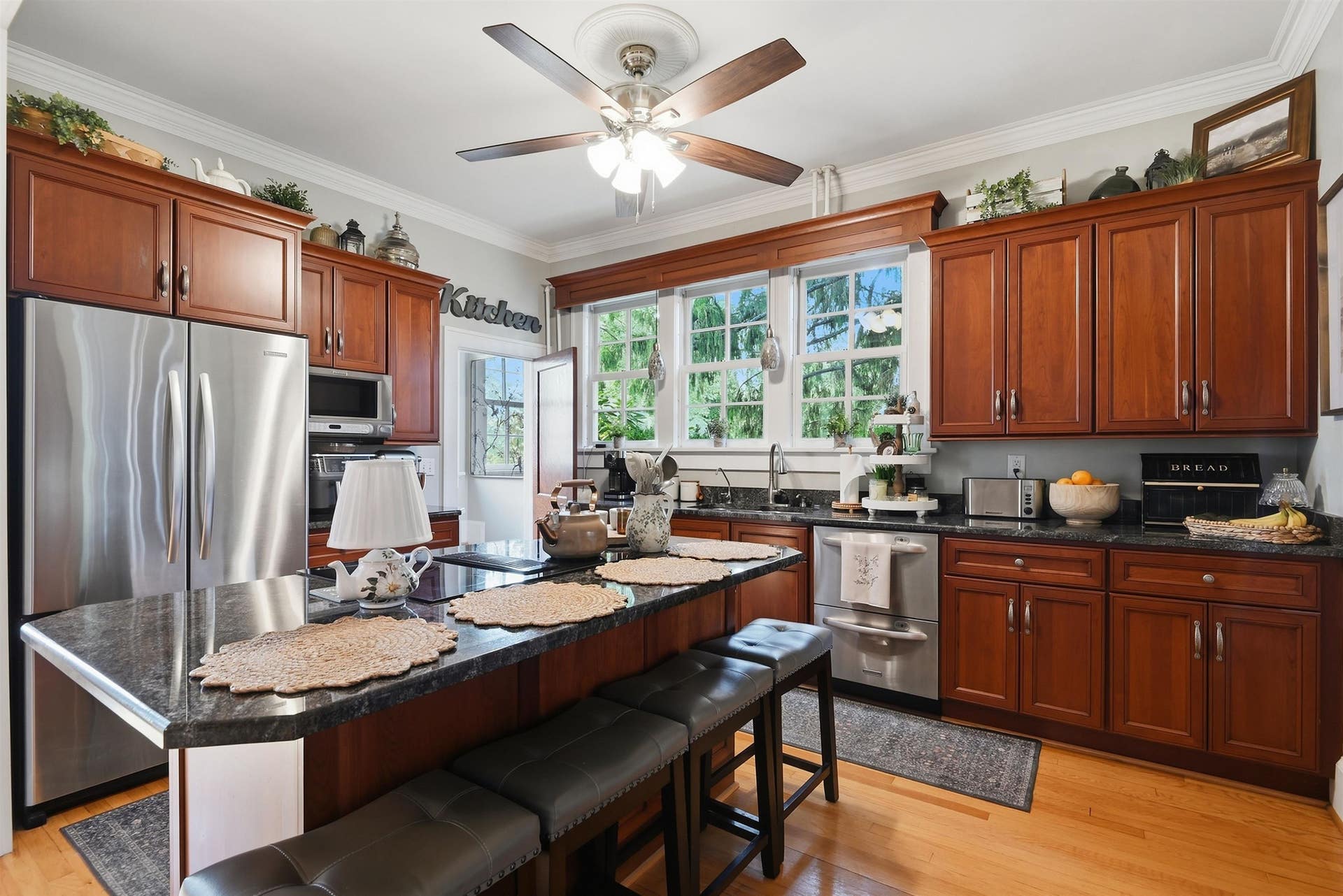 715 OAK Lane, Radford, VA 24141