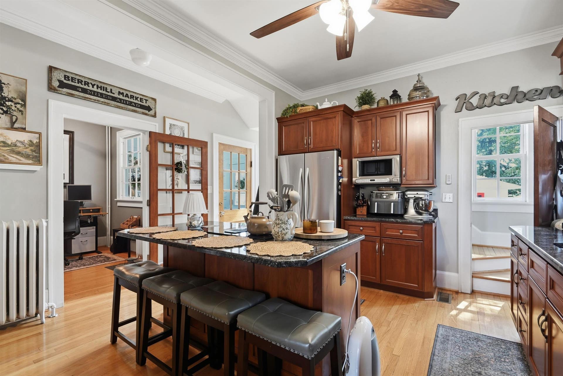 715 OAK Lane, Radford, VA 24141