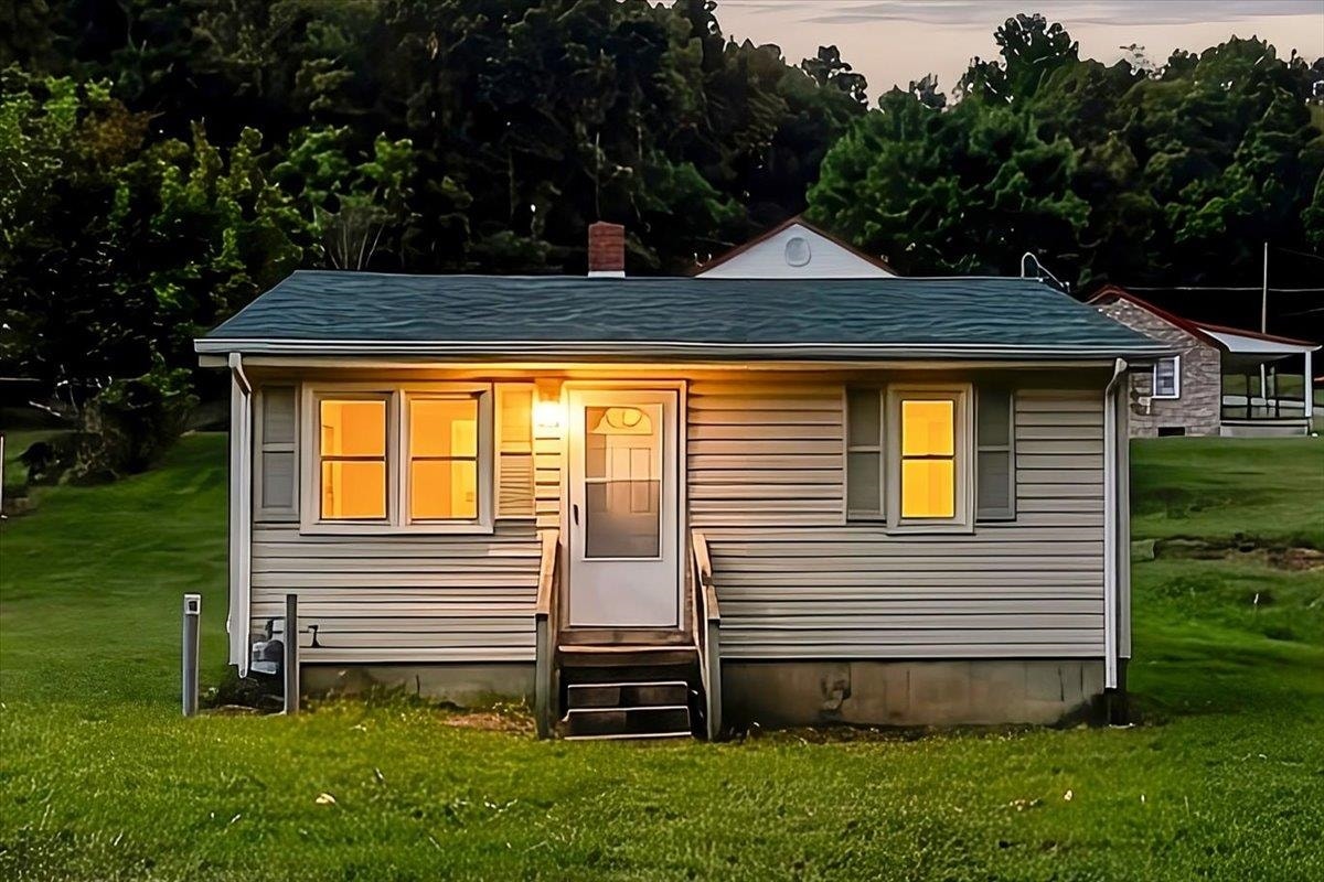 520 Poplar Street, Narrows, VA 24124