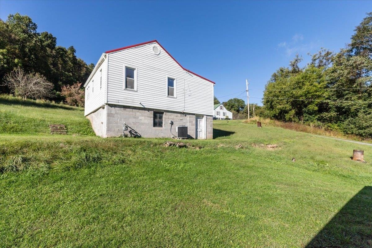 520 Poplar Street, Narrows, VA 24124