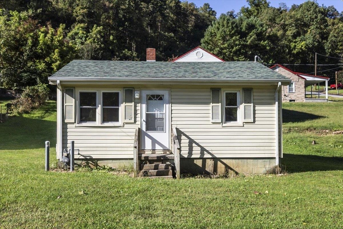 520 Poplar Street, Narrows, VA 24124