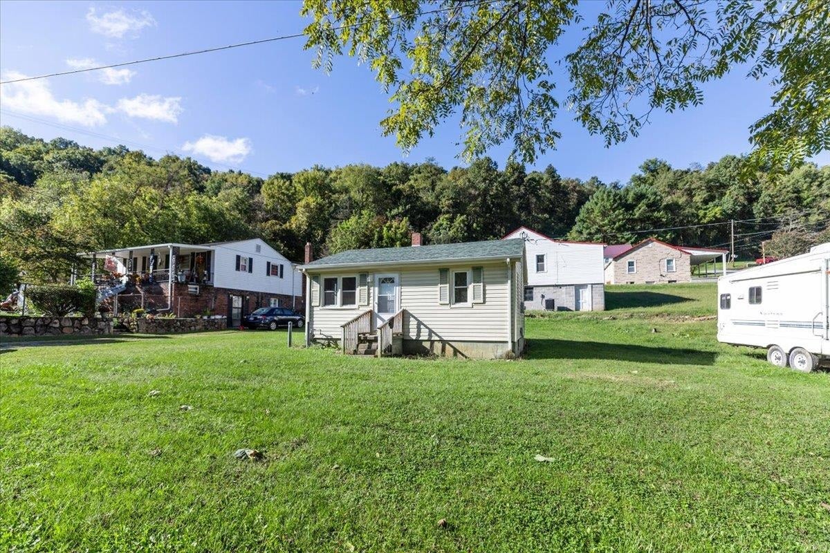 520 Poplar Street, Narrows, VA 24124