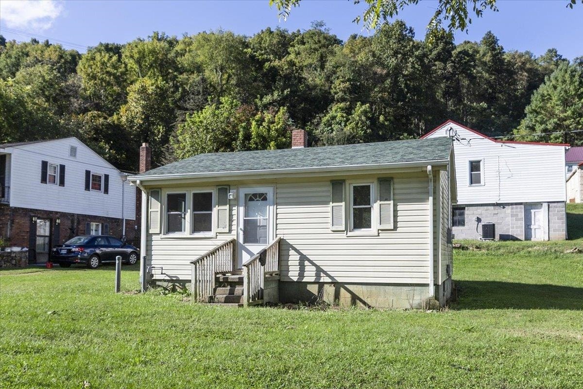 520 Poplar Street, Narrows, VA 24124