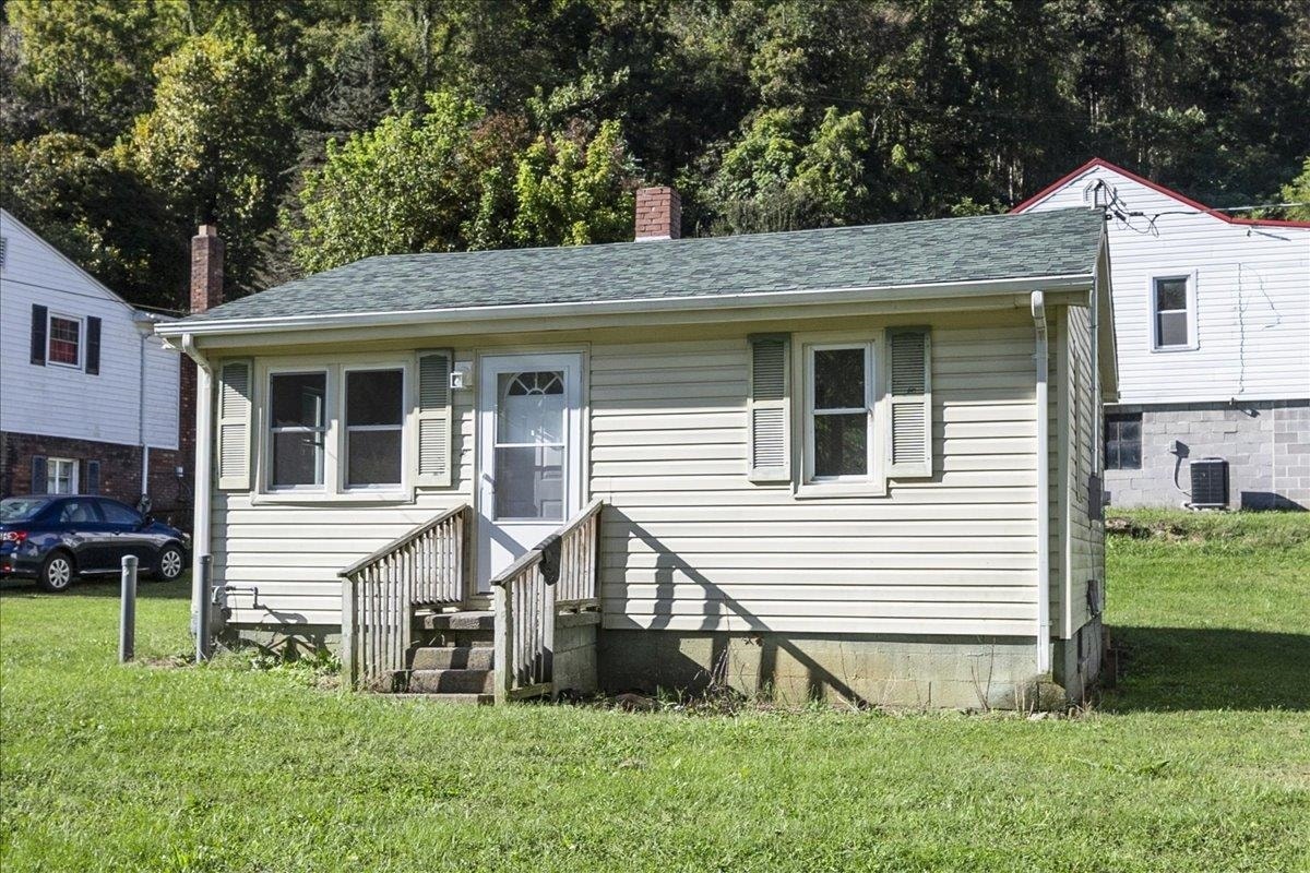 520 Poplar Street, Narrows, VA 24124