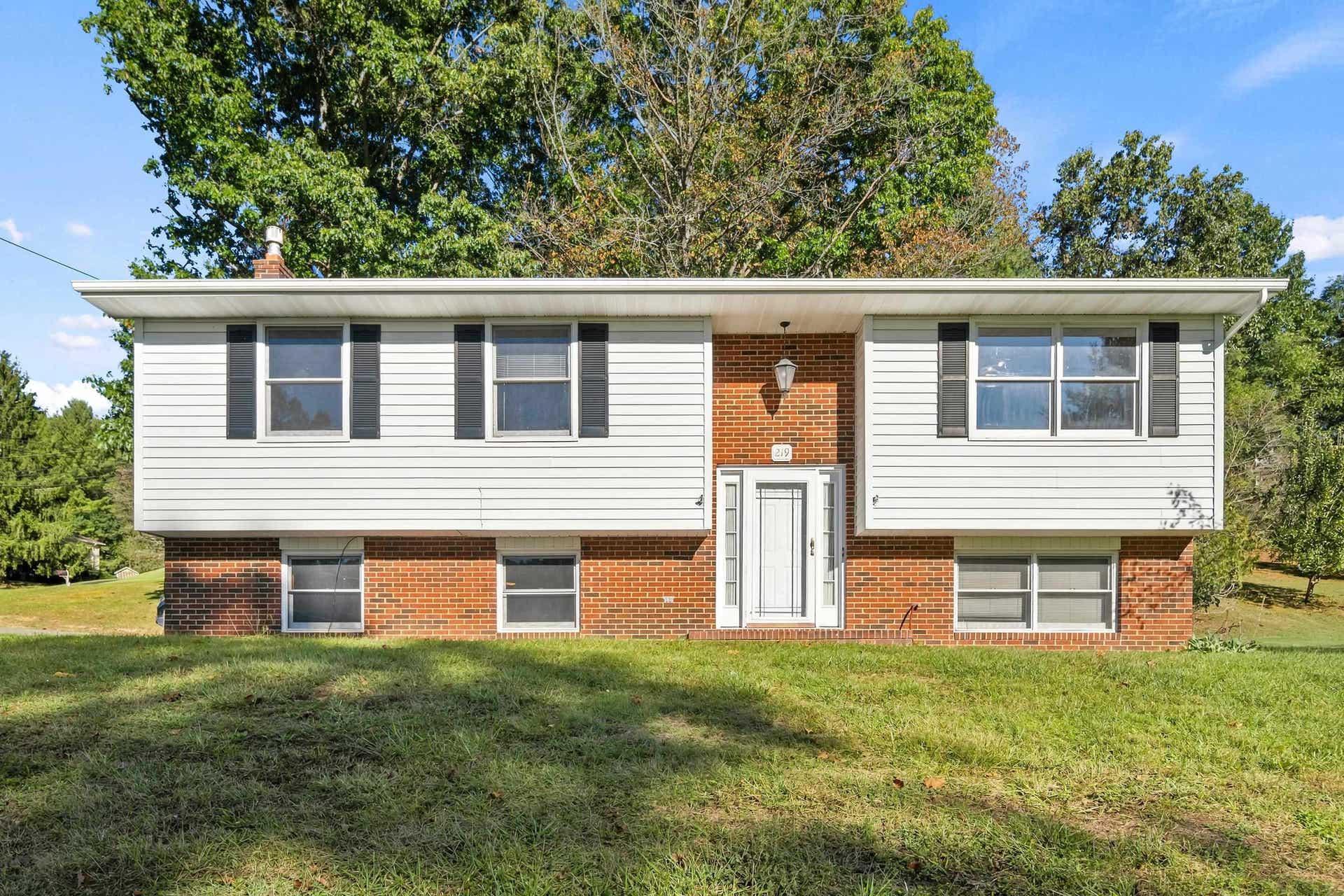 219 Smith Street, Pembroke, VA 24136