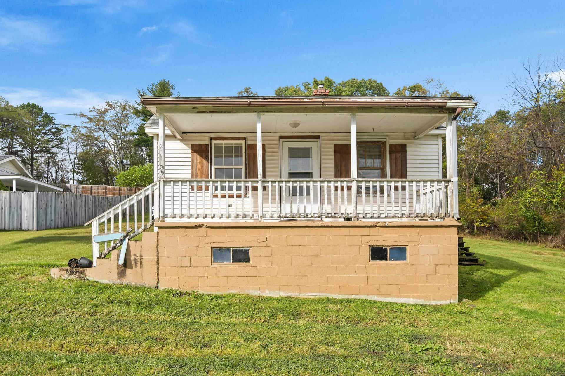 221 WALTON Road, Radford, VA 24141