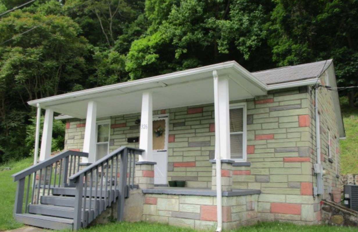326 Poplar Street, Narrows, VA 24124