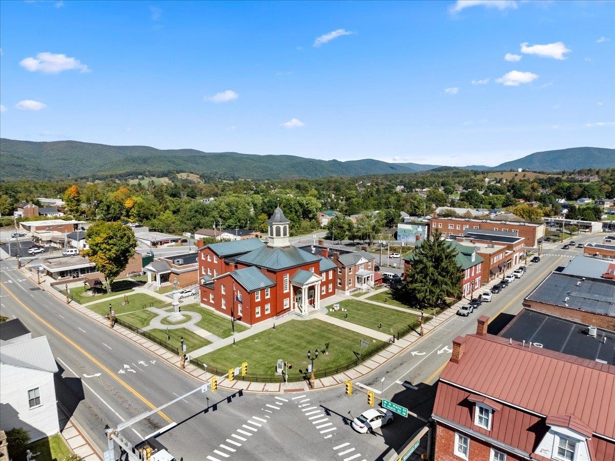 712 Curve Road, Pearisburg, VA 24134