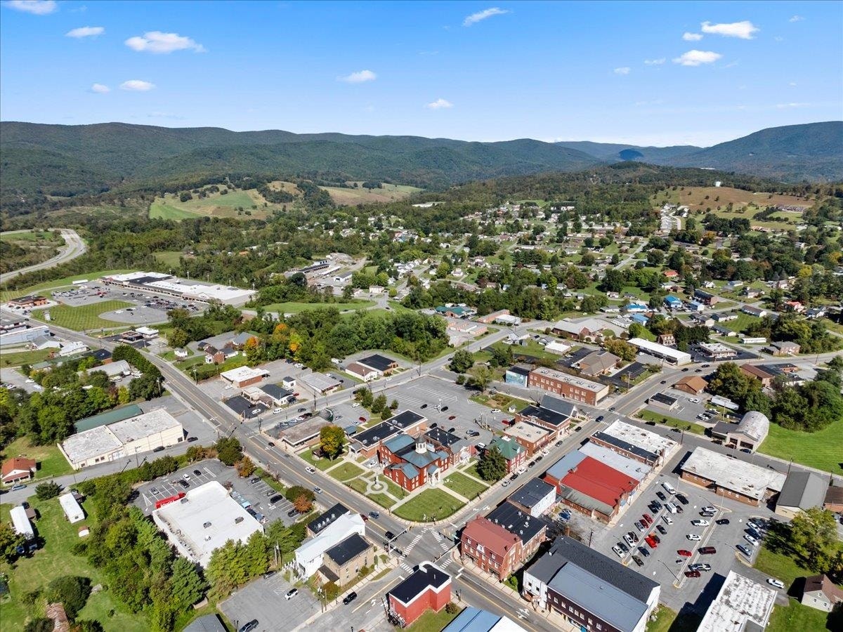 712 Curve Road, Pearisburg, VA 24134