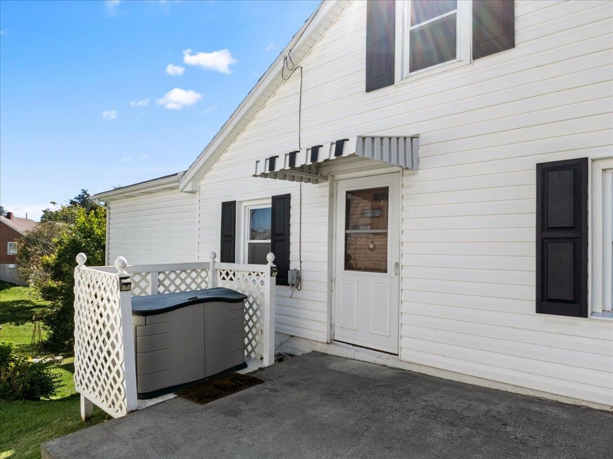 712 Curve Road, Pearisburg, VA 24134