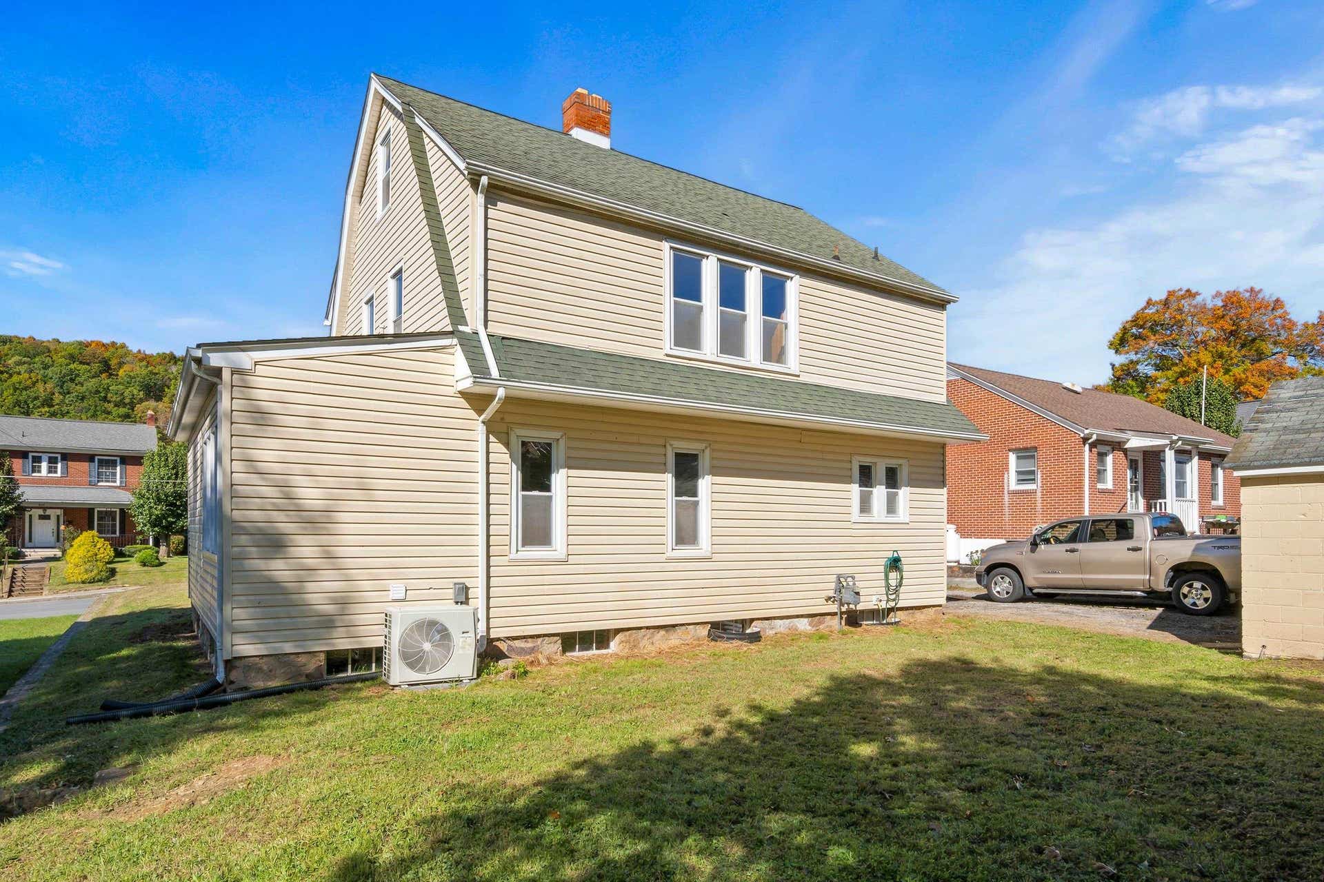 506 WOLF Street, Narrows, VA 24124