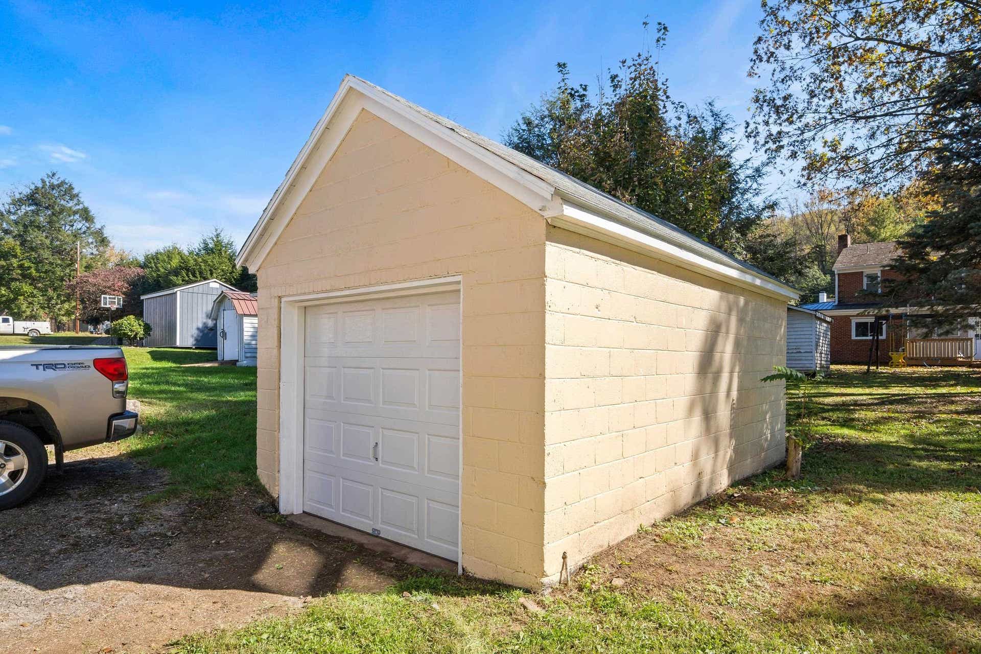 506 WOLF Street, Narrows, VA 24124