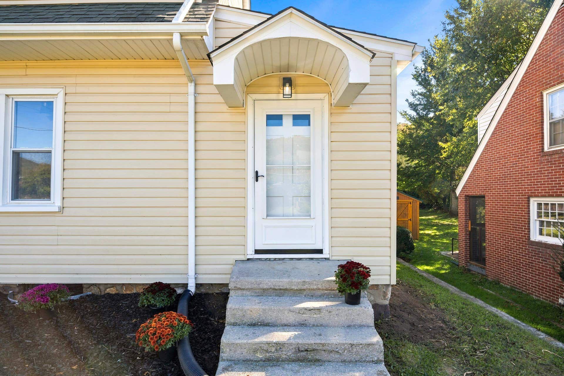 506 WOLF Street, Narrows, VA 24124