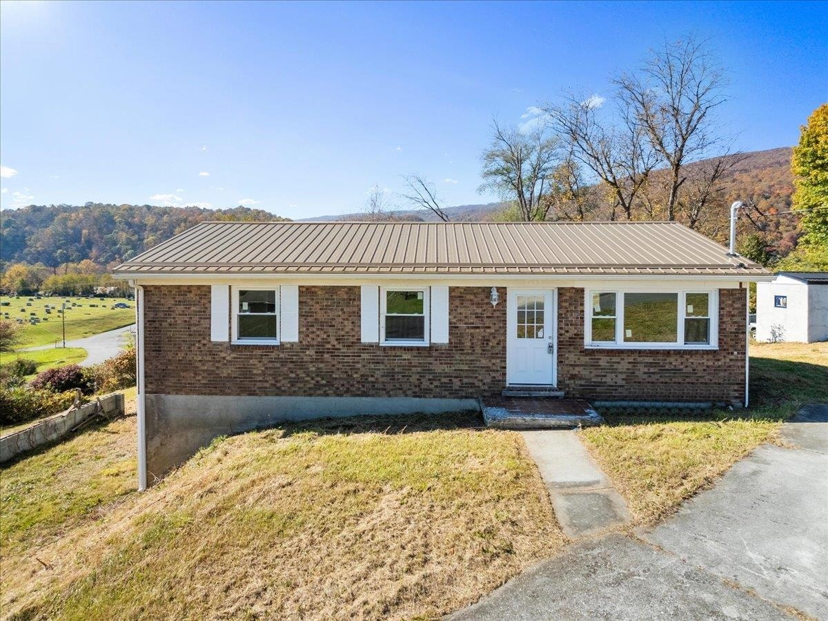 101 WARNER Street, Narrows, VA 24124