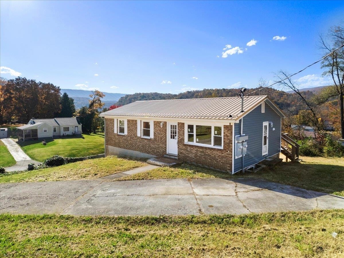 101 WARNER Street, Narrows, VA 24124