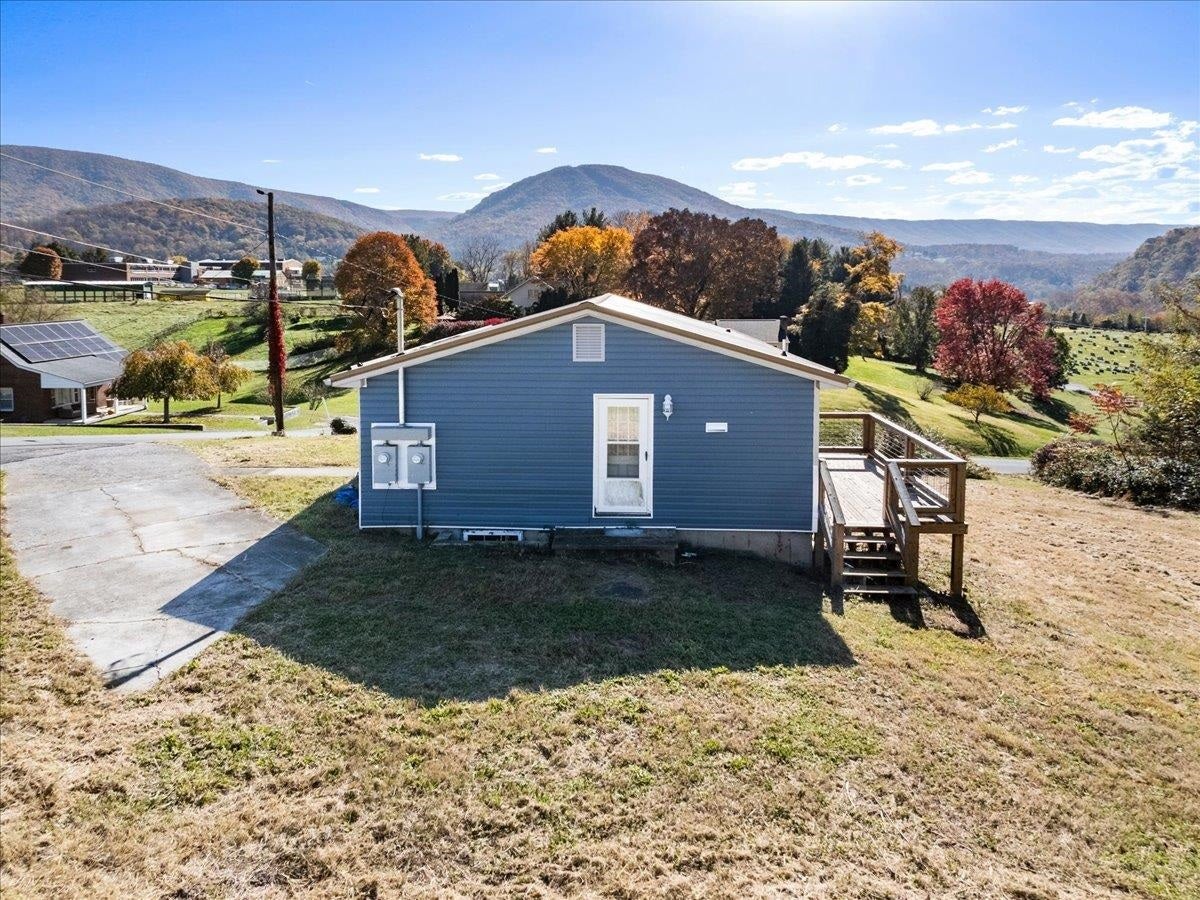 101 WARNER Street, Narrows, VA 24124