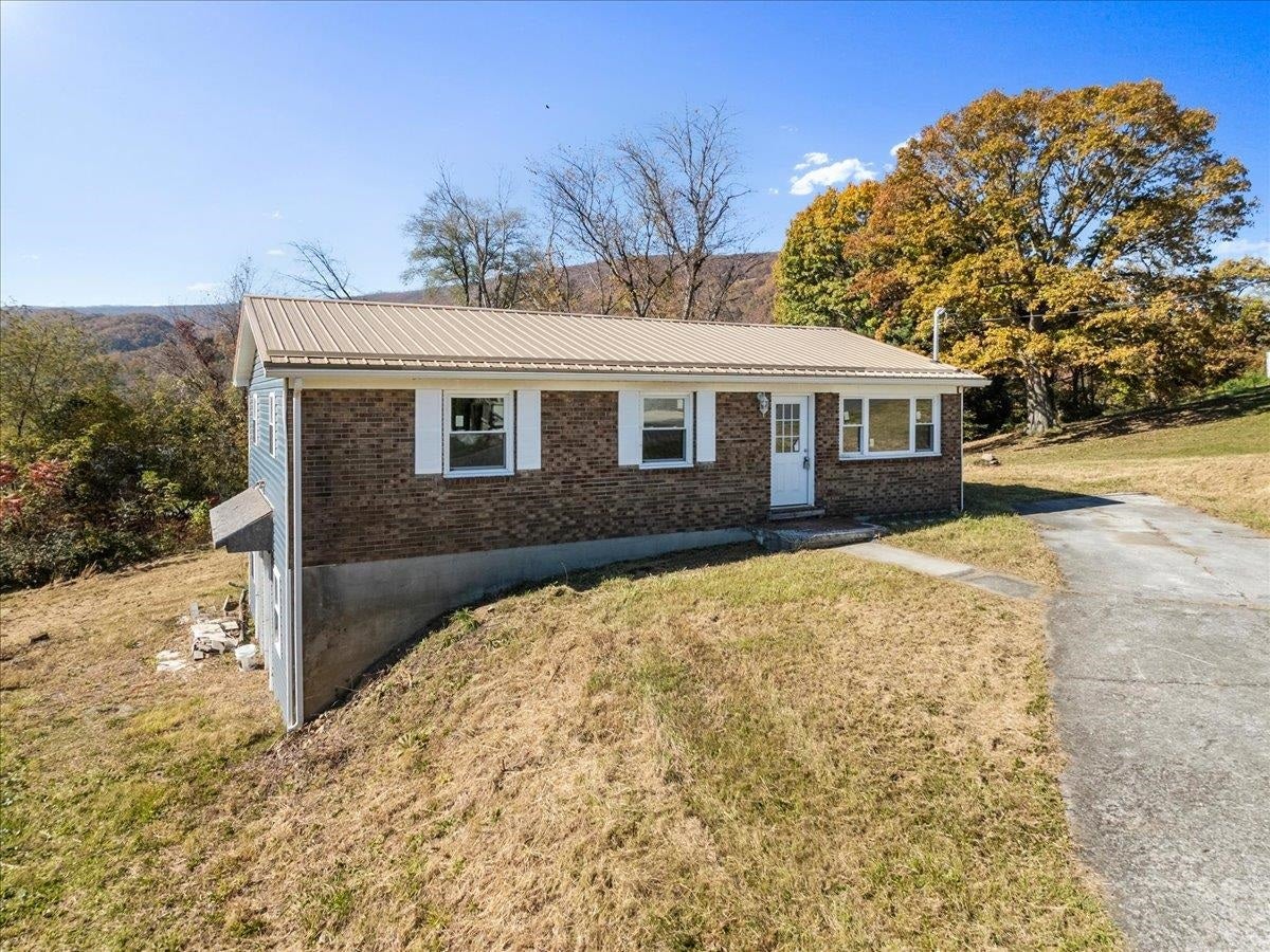 101 WARNER Street, Narrows, VA 24124